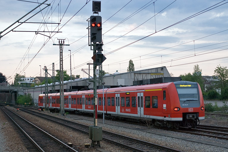 425 812 als RE 19050 bei km 15,6 (Mai 2008)