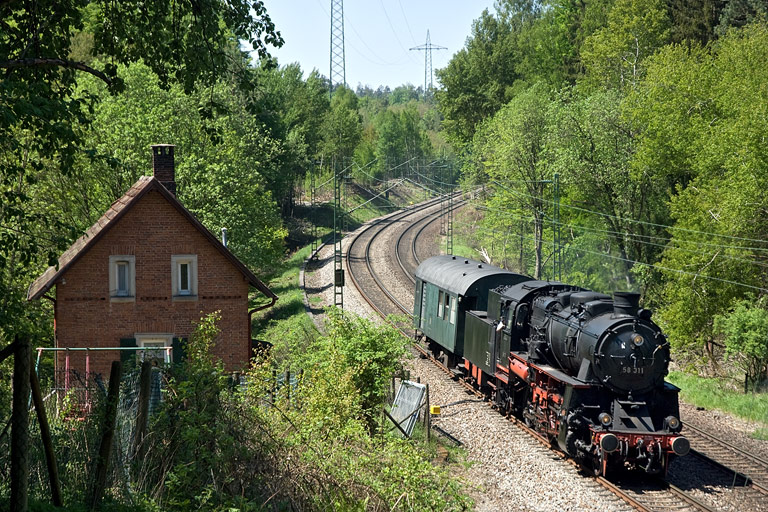 58 311 mit DbZ 93880 bei km 19,2 (Mai 2008)