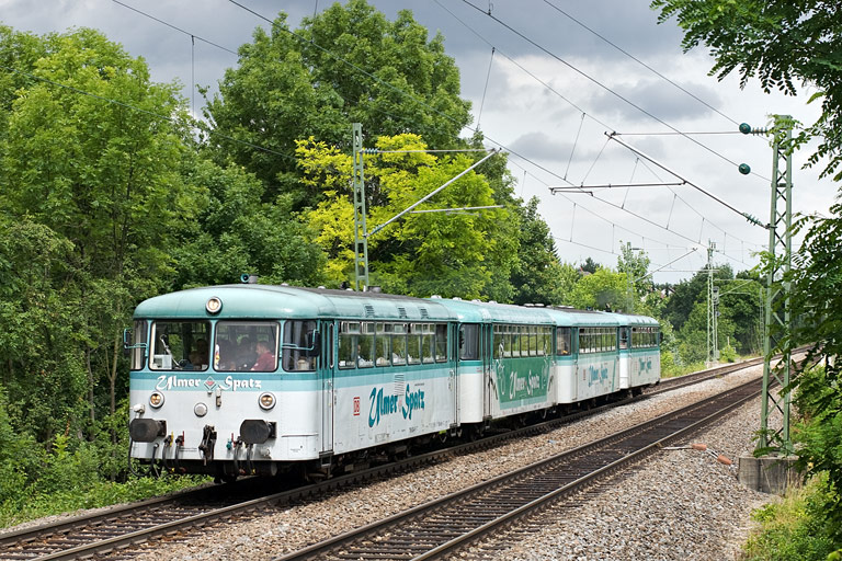 798 652, 998 069, 996 257 und 798 653 als RE 22973 bei km 12,8 (Juli 2008)