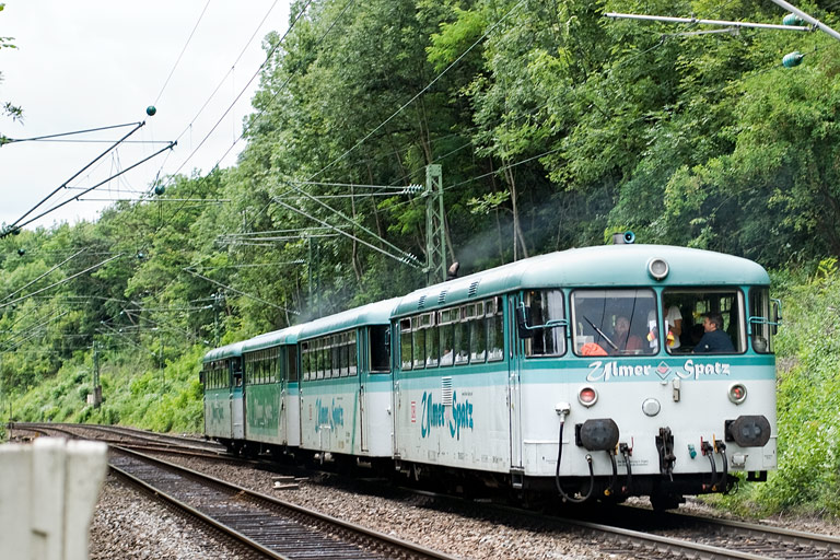 798 652, 998 069, 996 257 und 798 653 als RE 22973 bei km 13,0 (Juli 2008)
