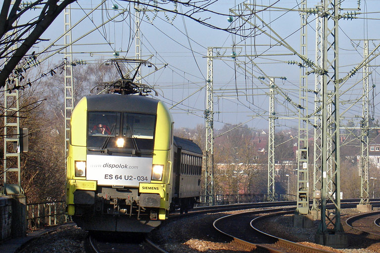 ES64 U2-034 mit DbZ 88597 bei km 16,6 (Dezember 2008)