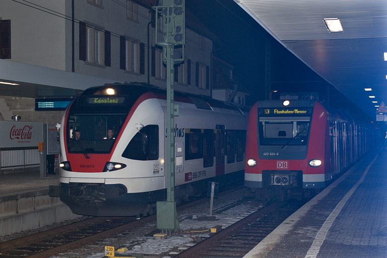 SBB RABe 526 657 und 526 655 als DPE 84499 und 423 524 als S3 bei km 15,6 (November 2008)