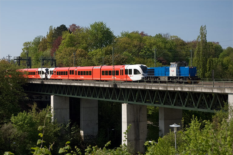BCB 1515 (Baureihe G 1206) mit Arriva Spurt-Triebwagen bei km 14,6 (Mai 2008)