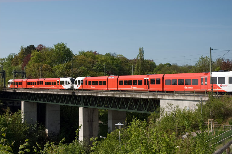 BCB 1515 (Baureihe G 1206) mit Arriva Spurt-Triebwagen bei km 14,6 (Mai 2008)