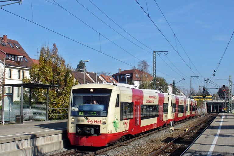HzL Regioshuttles VT 243, VT 236 und VT 238 als D 98811 bei km 15,6 (Oktober 2008)