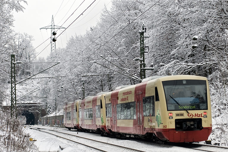HzL Regioshuttles VT 239, VT 241 und VT 242 als DPE 31748 bei km 18,2 (Dezember 2008)
