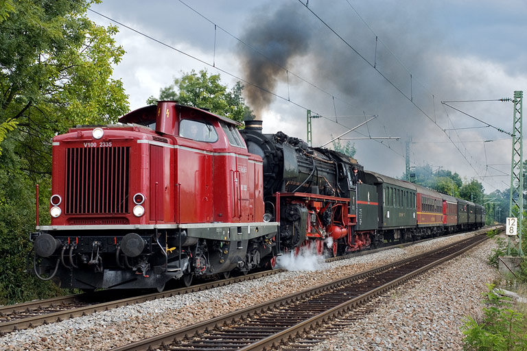 V100 2335 und 01 202 bei km 12,8 (September 2008)