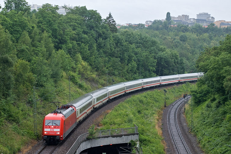 101 014 mit IC 2817 bei km 13,8 (Juni 2009)