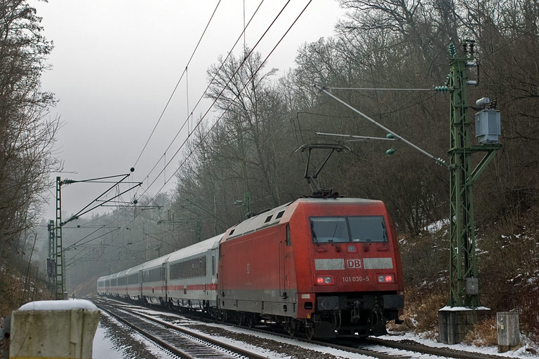 101 030 mit IC 2803 bei km 13,0 (Januar 2009)