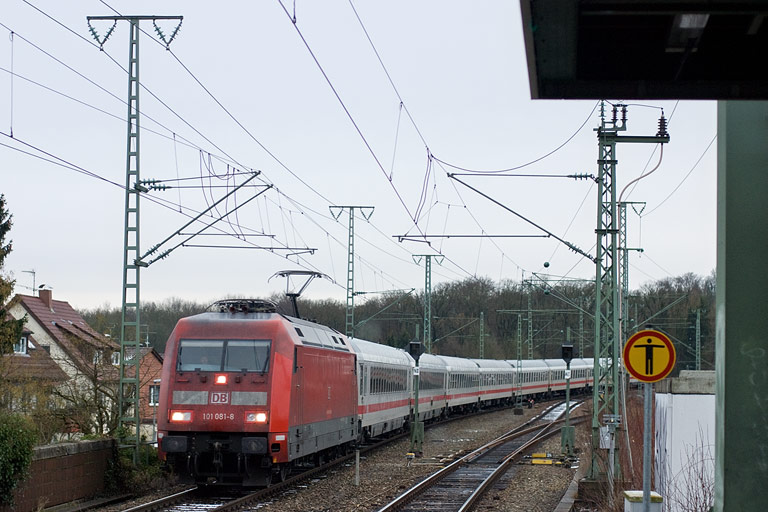 101 081 mit IC 2826 bei km 16,8 (Dezember 2009)
