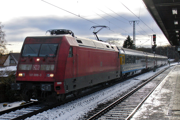 101 088 mit IC 488 bei km 16,8 (Dezember 2009)