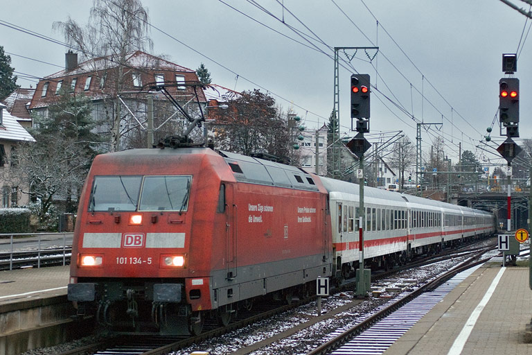 101 134 mit IC 2809 bei km 15,6 (Dezember 2009)