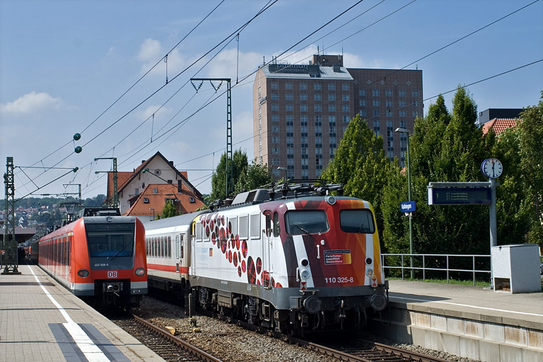 110 325 mit IC 2803 bei km 15,6 (August 2009)