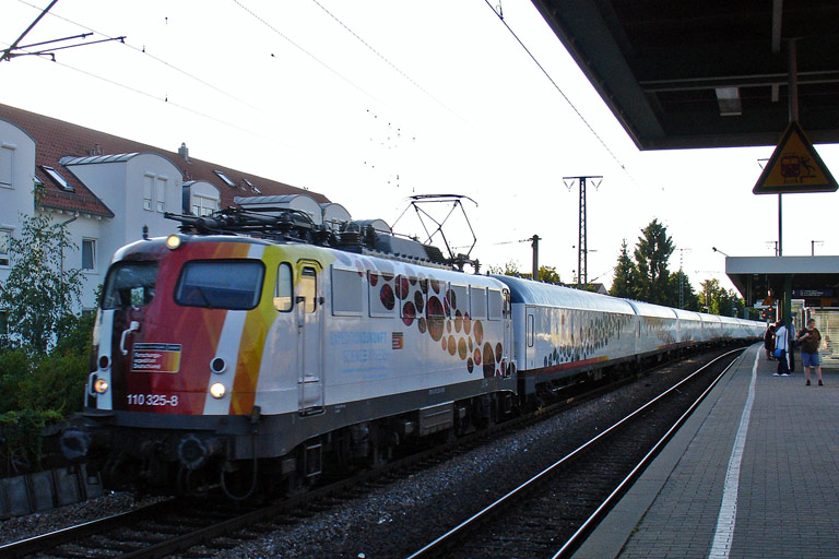 110 325 mit Lr 43343 bei km 16,8 (Juli 2009)