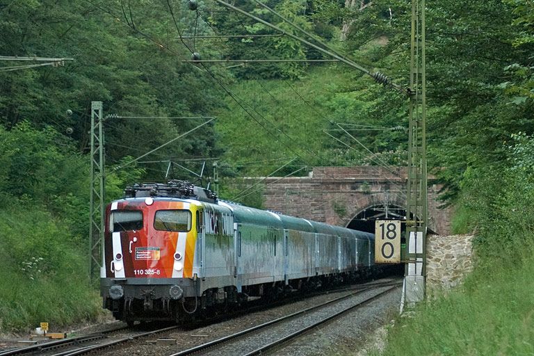 110 325 mit Lr 43343 bei km 18,0 (Juli 2009)