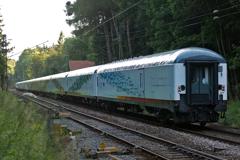 110 325 mit Lr 43343 bei km 18,0 (Juli 2009)