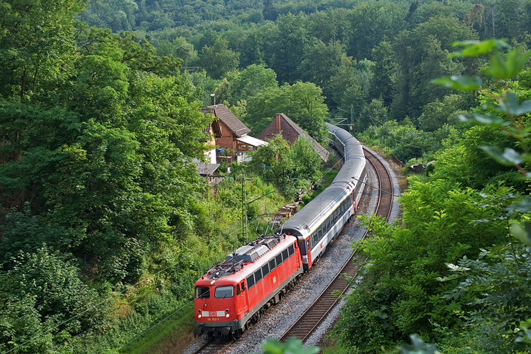 110 352 mit IC 486 bei km 11,0 (Juli 2009)