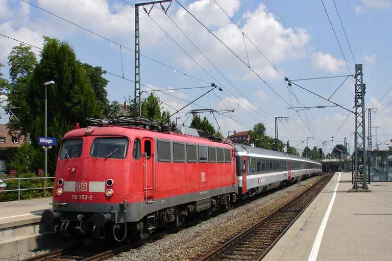 110 352 mit IC 487 bei km 15,6 (Juli 2009)