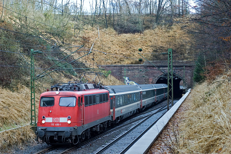 110 418 mit IC 487 bei km 17,8 (Dezember 2009)