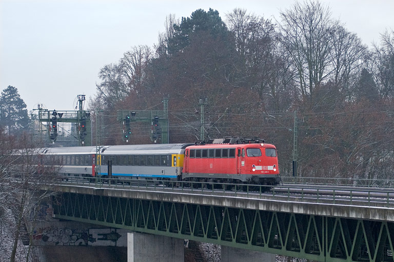 110 418 mit IC 488 bei km 14,6 (Dezember 2009)