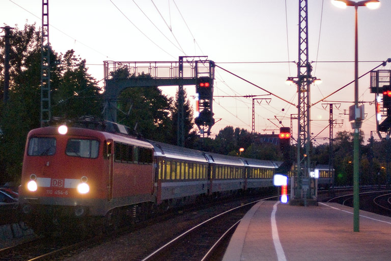 110 454 mit IC 489 bei km 16,6 (September 2009)