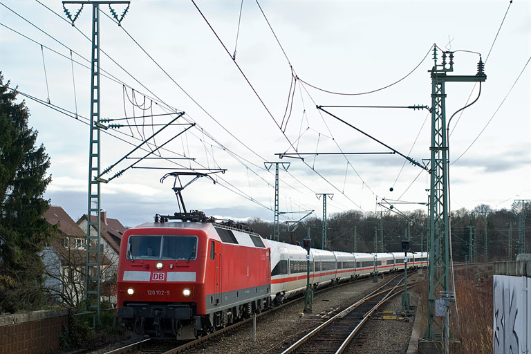120 102 mit ICE 411 081 als L-ICE 78913 bei km 16,8 (Dezember 2009)