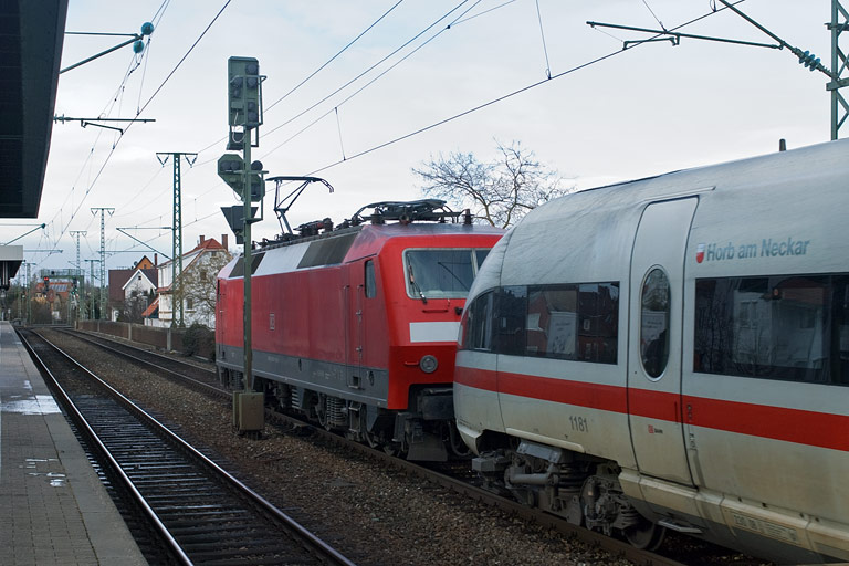 120 102 mit ICE 411 081 als L-ICE 78913 bei km 16,8 (Dezember 2009)