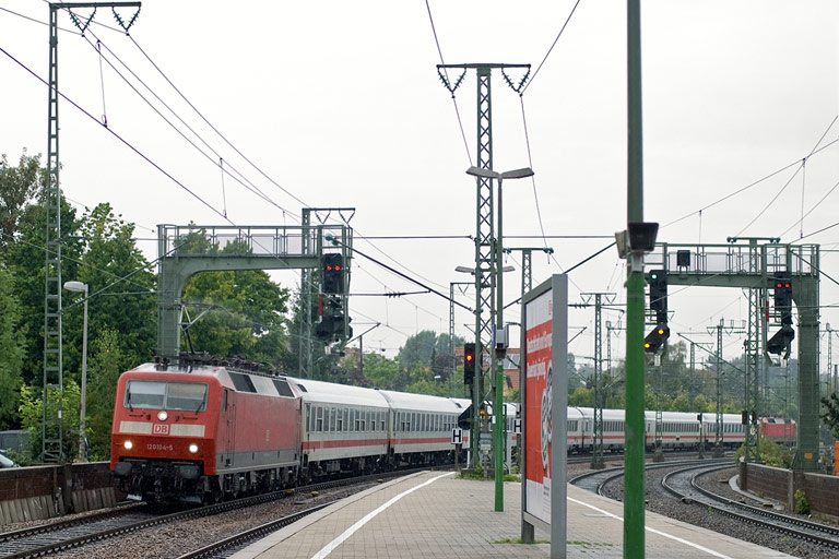 120 104 mit IC 2807 bei km 16,6 (August 2009)