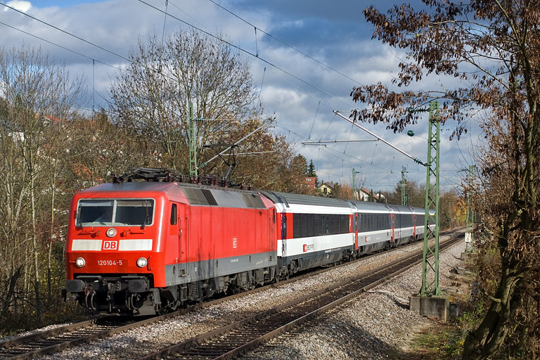 120 104 mit IC 487 bei km 12,8 (November 2009)