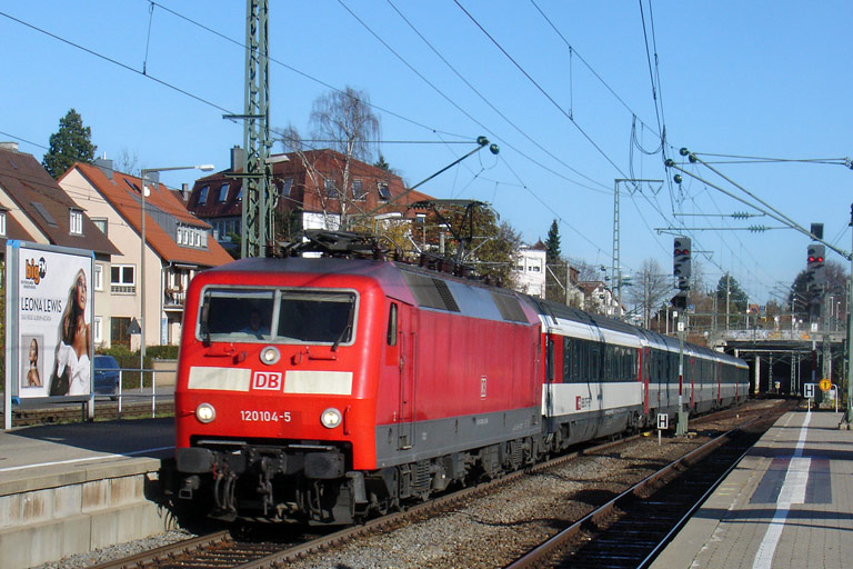 120 104 mit IC 487 bei km 15,6 (November 2009)