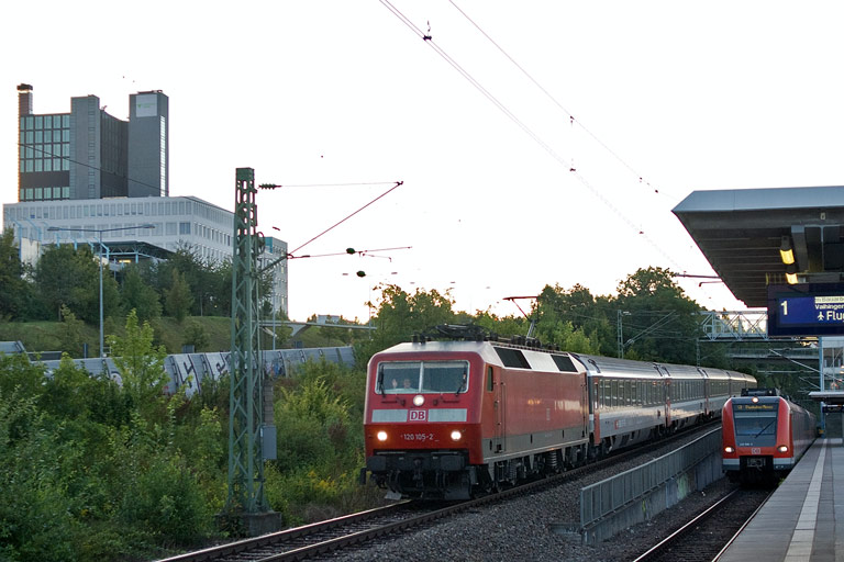 120 105 mit Lr 78379 bei km 14,2 (August 2009)