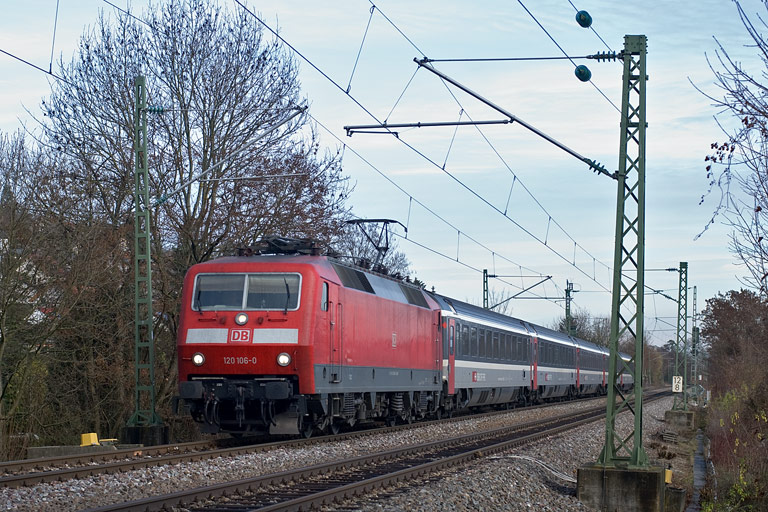 120 106 mit IC 487 bei km 12,8 (Dezember 2009)