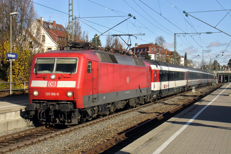 120 106 mit IC 487 bei km 15,6 (November 2009)