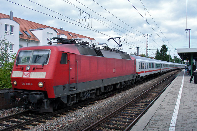 120 108 mit IC 2805 bei km 16,8 (Juli 2009)