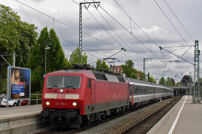 120 108 mit IC 487 bei km 15,6 (April 2009)