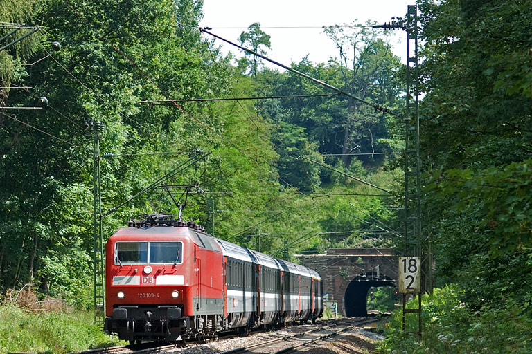 120 109 mit IC 487 bei km 18,2 (August 2009)