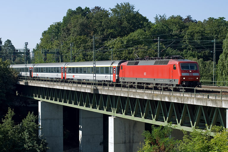 120 109 mit IC 488 bei km 14,6 (August 2009)