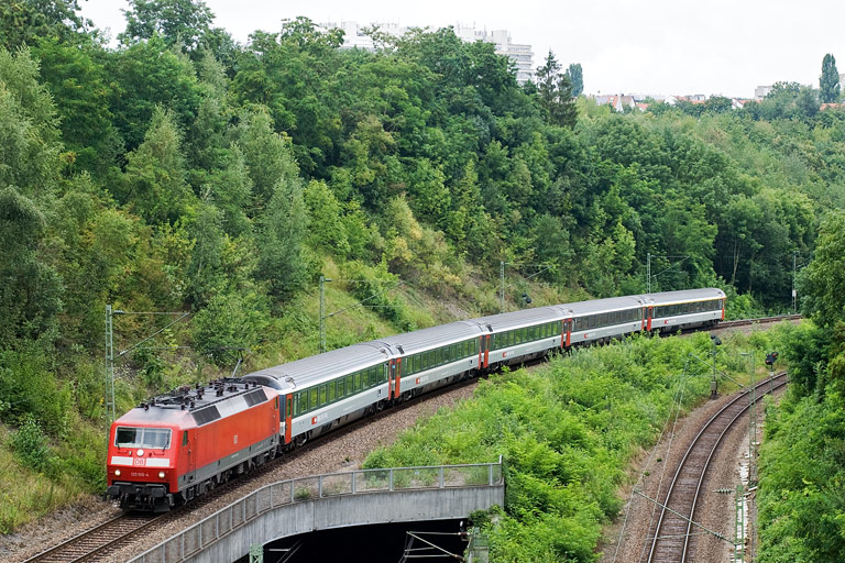 120 109 mit IC 487 bei km 13,8 (August 2009)