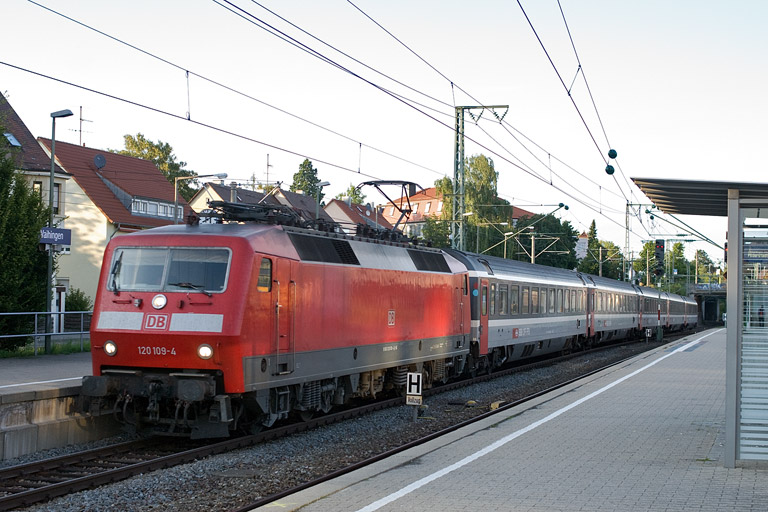 120 109 mit IC 489 bei km 15,6 (Juli 2009)