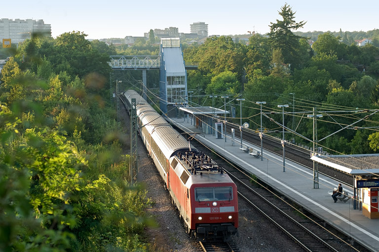 120 109 mit Lr 78379 bei km 14,2 (August 2009)