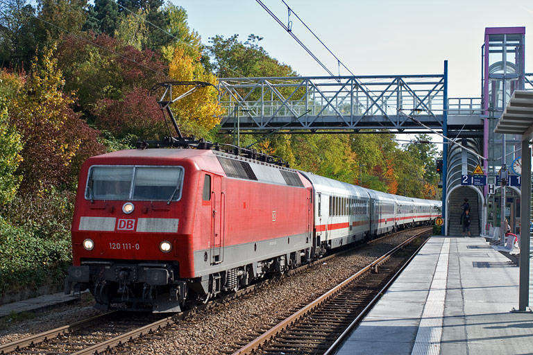 120 111 mit IC 2802 bei km 14,2 (Oktober 2009)