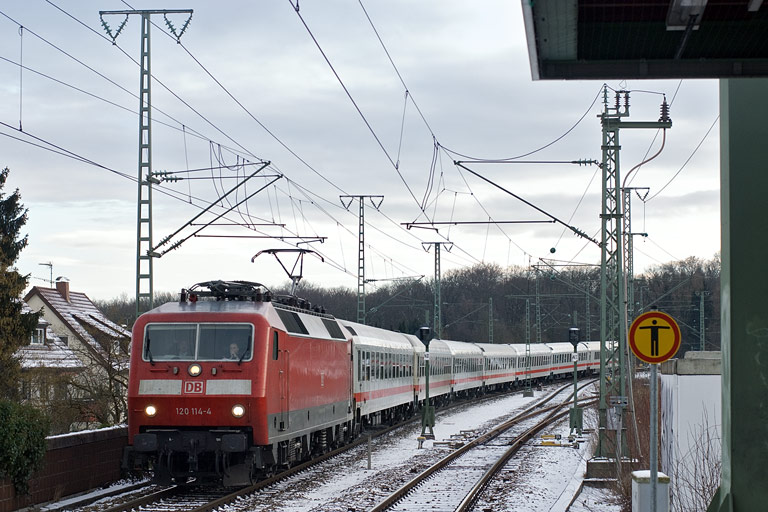 120 114 mit IC 2808 bei km 16,8 (Dezember 2009)