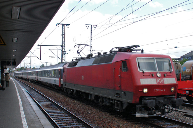 120 114 mit IC 487 bei km 15,6 (Juni 2009)