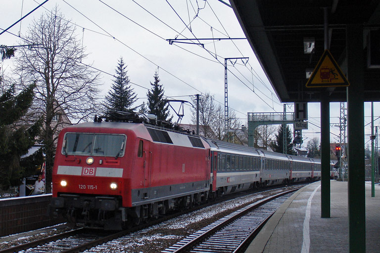 120 115 mit IC 487 bei km 16,6 (Dezember 2009)