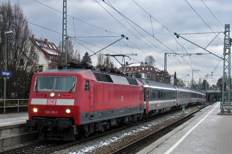 120 115 mit IC 487 bei km 15,6 (Dezember 2009)