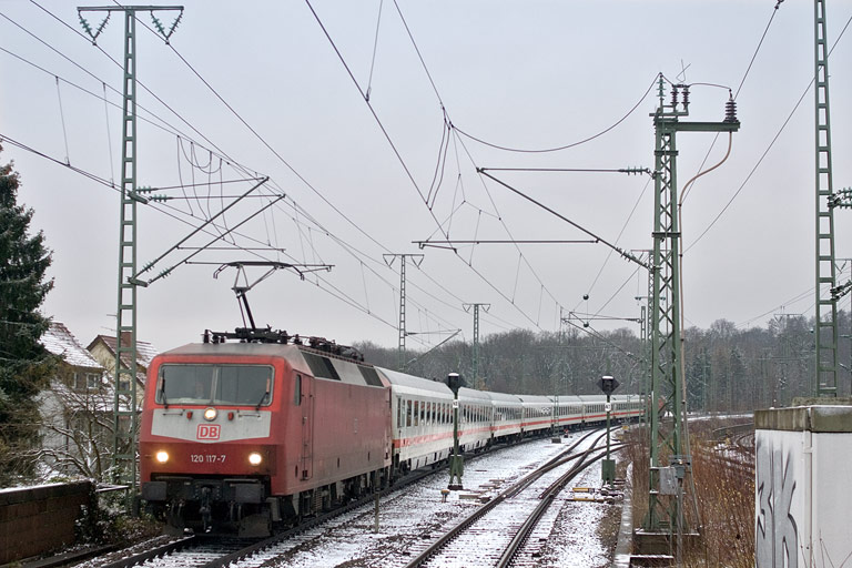 120 117 mit IC 2808 bei km 16,8 (Dezember 2009)