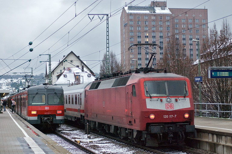 120 117 mit IC 2809 bei km 15,6 (Dezember 2009)