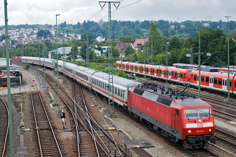 120 118 mit IC 2800 bei km 16,0 (August 2009)