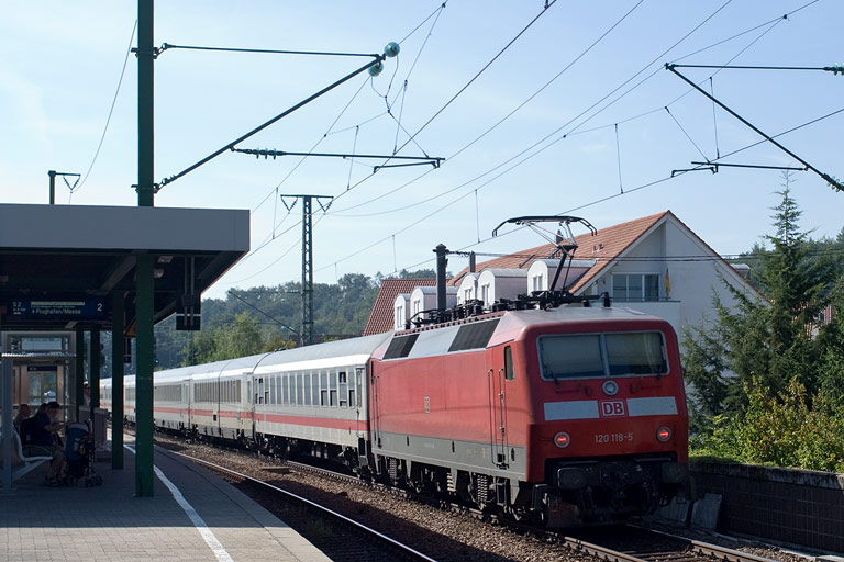 120 118 mit IC 2801 bei km 16,6 (August 2009)