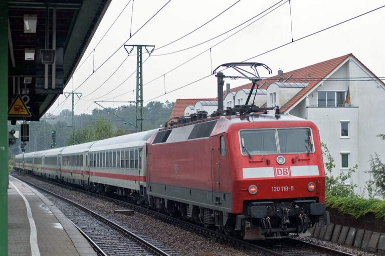 120 118 mit IC 2807 bei km 16,6 (August 2009)